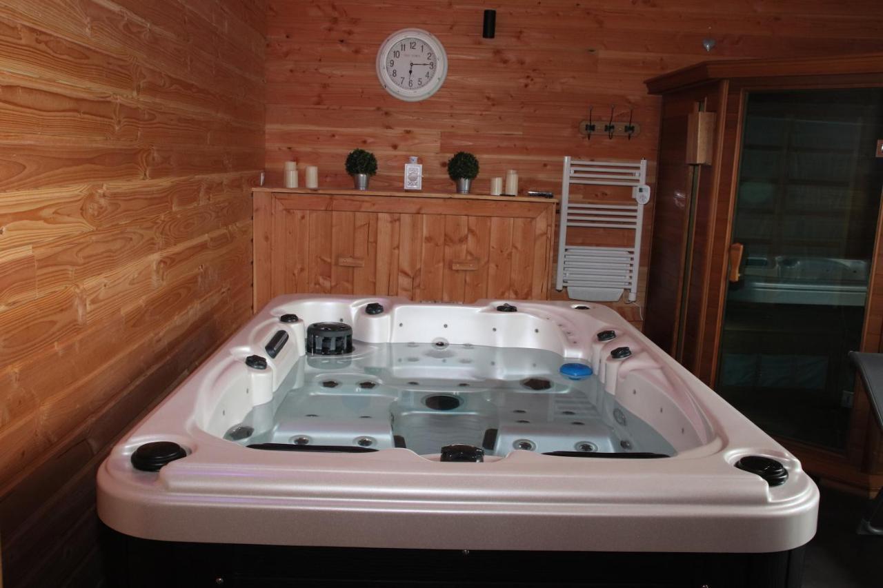 Duplex Acces Jacuzzi Illimite Apartman Villedieu-les-Poëles Kültér fotó